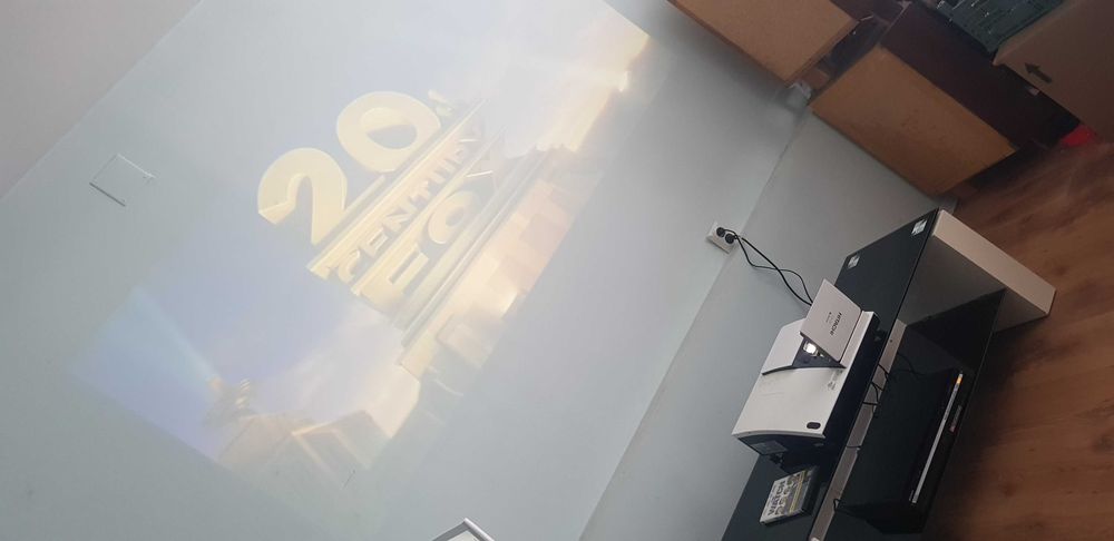 Hitachi ED A 100 videoproiector Ultra Short Throw film muzica arta