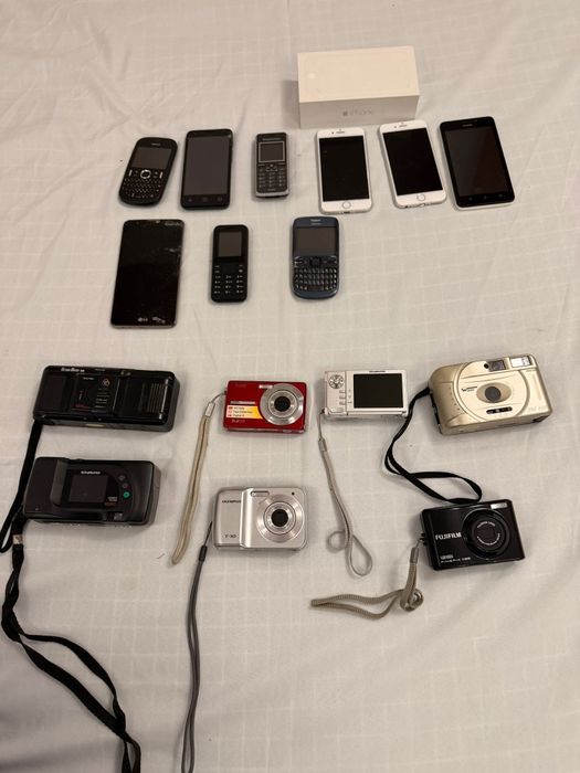 Telefoane vechi si aparate foto vand urgent