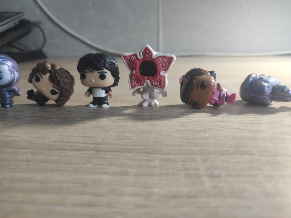 Продам всю коллекцию kinder joy stranger things