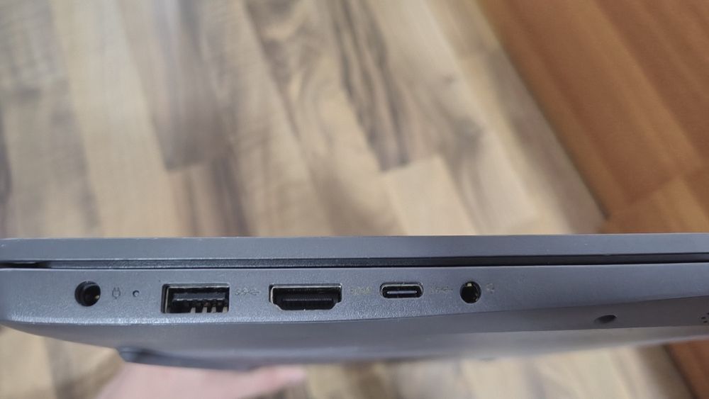 Laptop Lenovo IdeaPad 3 15ADA6 - Ryzen 3 - 8GB RAM - 256GB SSD cu încărcător original de vânzare
