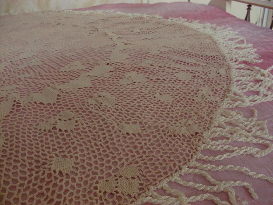 Ръчно изработена покривка за кръгла маса