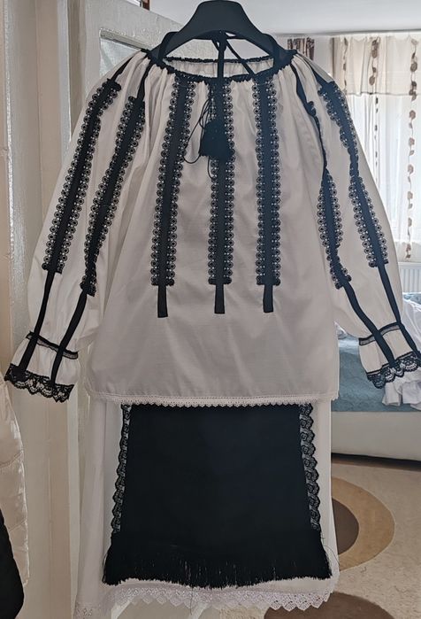 Vând Costum popular nou pt detalii la Nr afișat