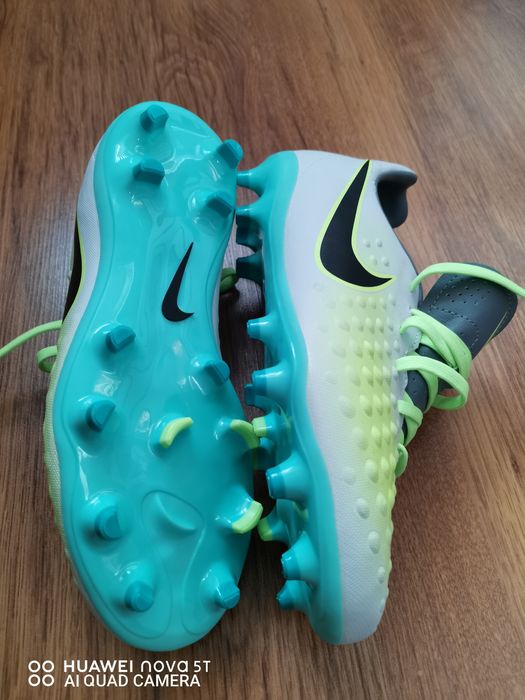 НОВИ Оригинални бутонки Найк