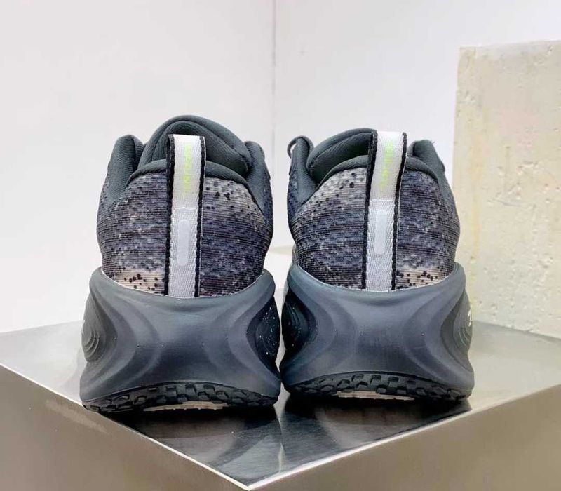 Продавам нови мъжки маратонки Nike Vomero plus Anthracite/Oatmeal/Volt/Black