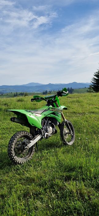 Vând motocicleta copii kawasaki kx85 suzuki ktm yamaha gasgas husqvarna beta cross enduro kx 85 ofrroad  impecabilă nu necesită investiții  roți 17 14