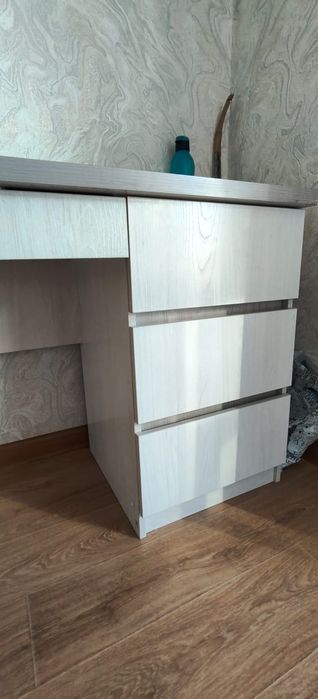 Продаются комод, письменные столы, шкаф