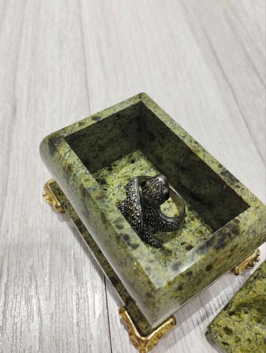 Винтажное кольцо Змея в шкатулке из змеевика, ~18 размер