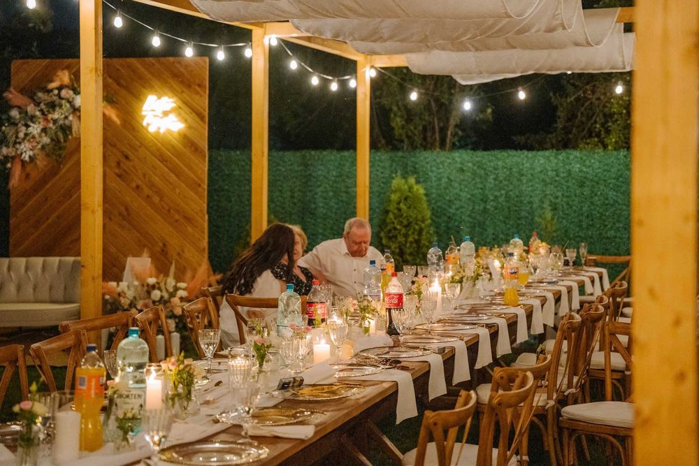 Mobilier premium pentru evenimente – închiriem scaune lemn, mese și veselă elegantă