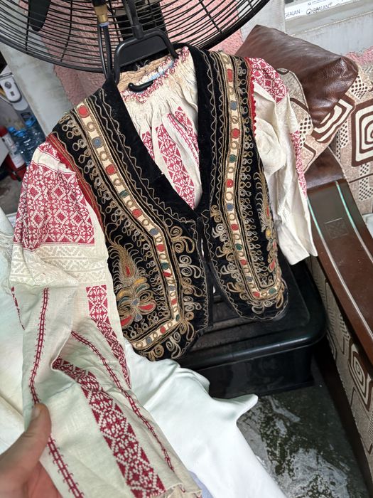 Set vintage tradițional românesc cu ie și vestă costum popular autentic broderie manuală artizanat românesc piesă de colecție rară veche tradițională