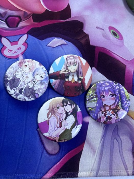 продаю аниме значки