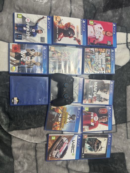 Vand PS4 in stare foarte buna.