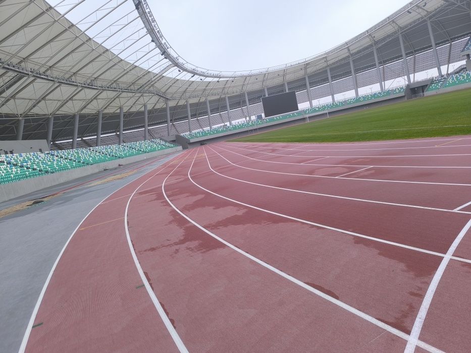 Резиновое покрытие й спортивный устройство