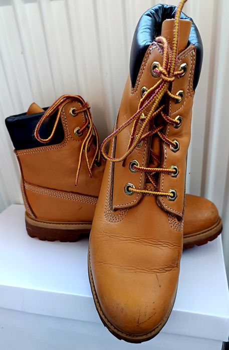 Bocanci damă impermeabili marca ,,TIMBERLAND,, măr. 38 din piele nabuc