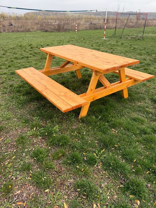 Vând mese din lemn masiv