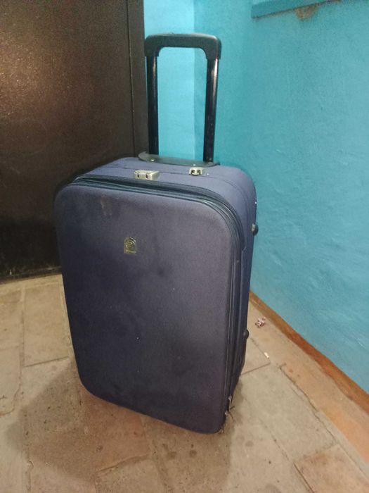 Продам чемодан адрес 6 мкр