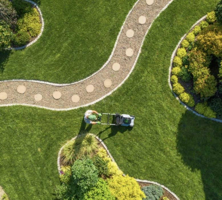 Озеленяване поливни системи и поддръжка (косене и рязане на храсти)