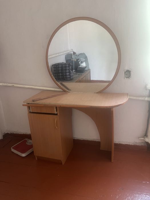 Продается туалетный столик