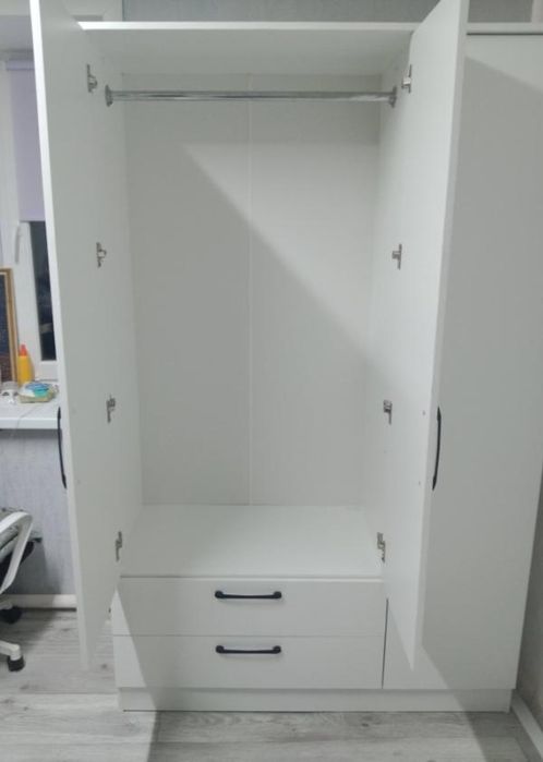 Шкаф с зеркалом продам