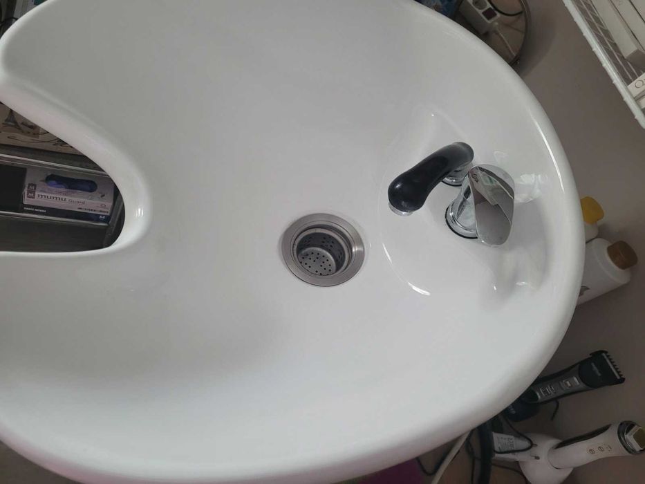 Професионален умивалник за  фризьорски салон.