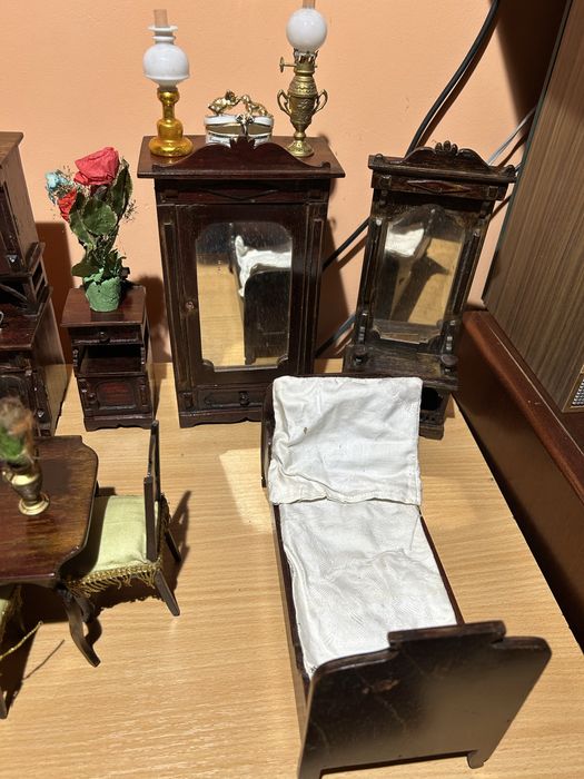 Mobilier in miniatura vechi 80-100 ani