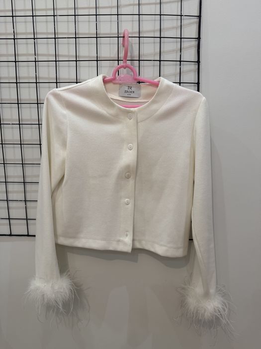 Белая блуза с перьями