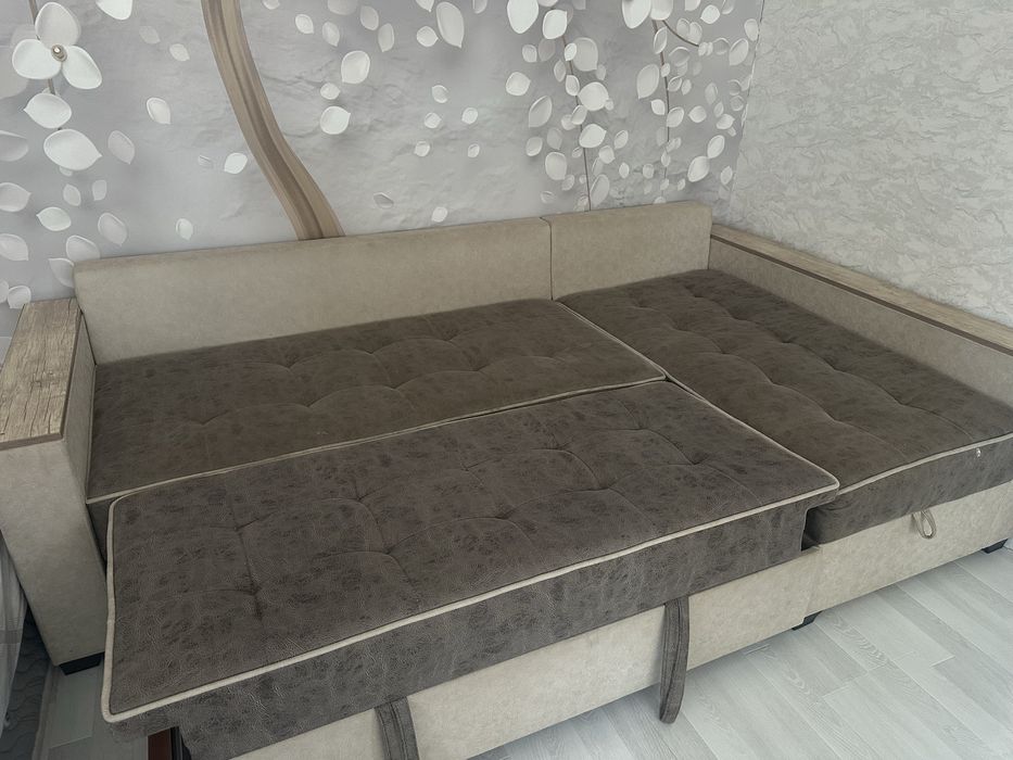 Iktaga ochiladigan ichi sandiqli divan