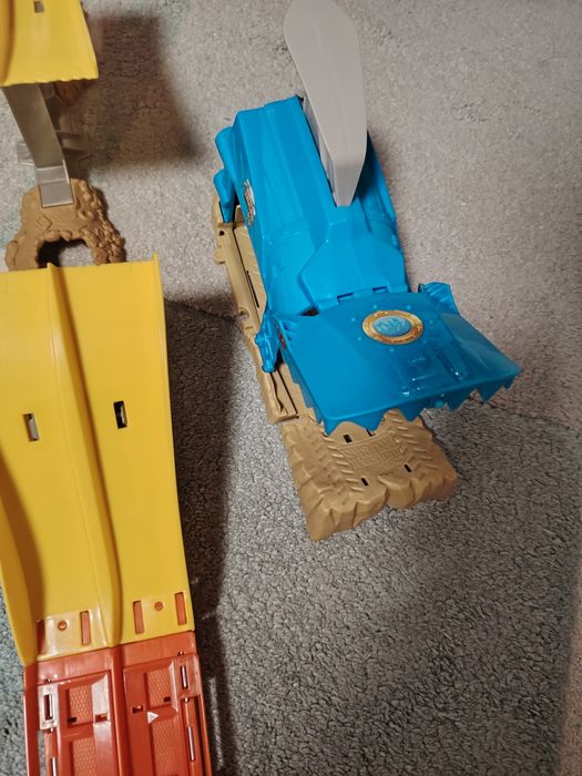 2 писти Hot wheels + една обикновена