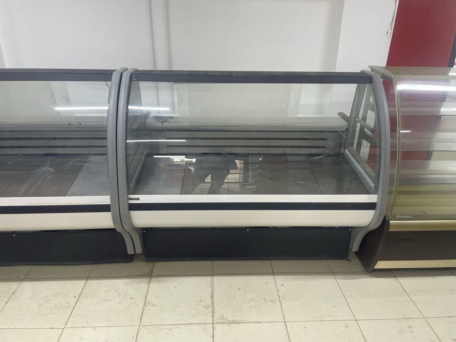 Продаются холодильники витринные стеллажы