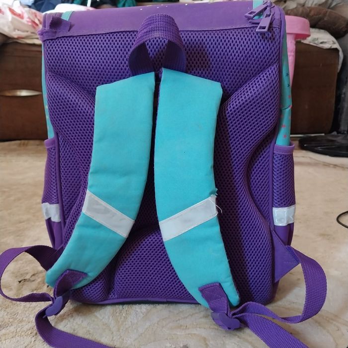 Продам рюкзак для девочки в школу .