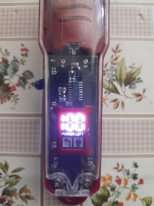 Vând un a mașină de tuns electronica cu afișaj digital culoare rosie