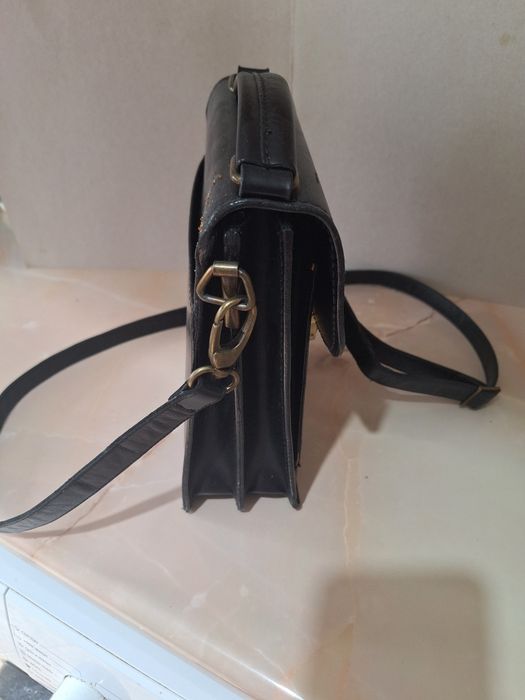 Vand borseta din piele neagra.