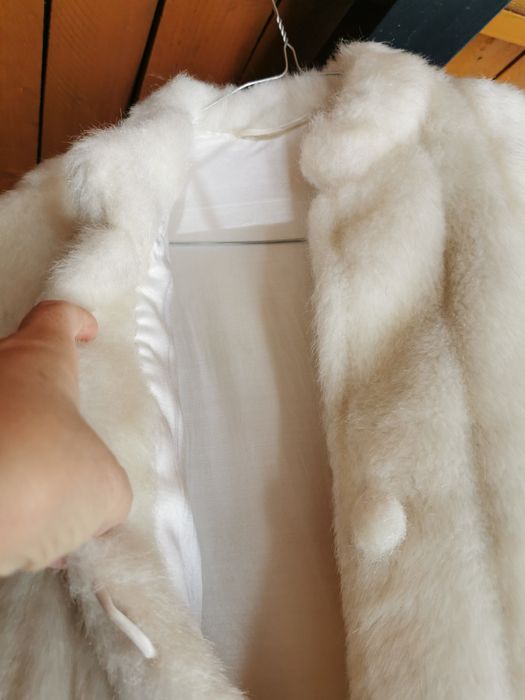 Vand haina blana artificiala, imaculata, guler tunica, fara uzura