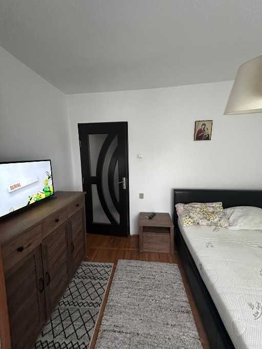 Proprietar, apartament cu 3 camere decomandat, situat vis a vis de IPJ Bacău