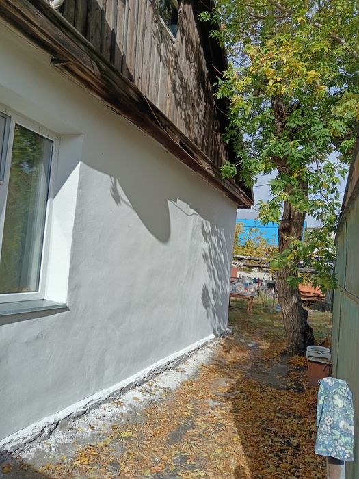 Продам дом барачного типа с гаражем