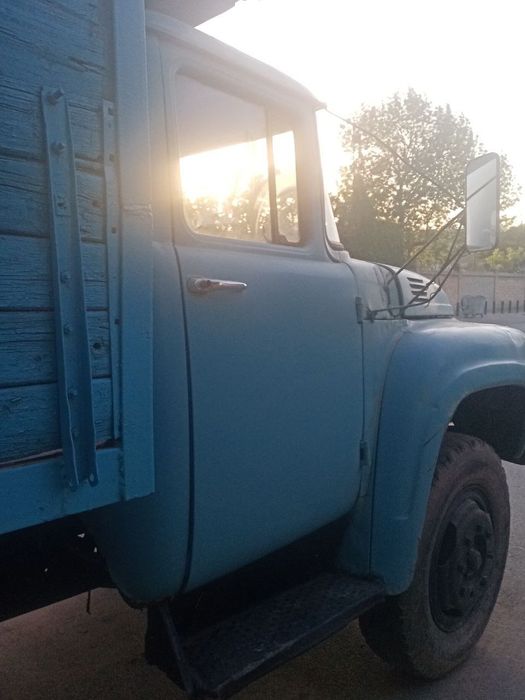 Грузовик автомобиль зил