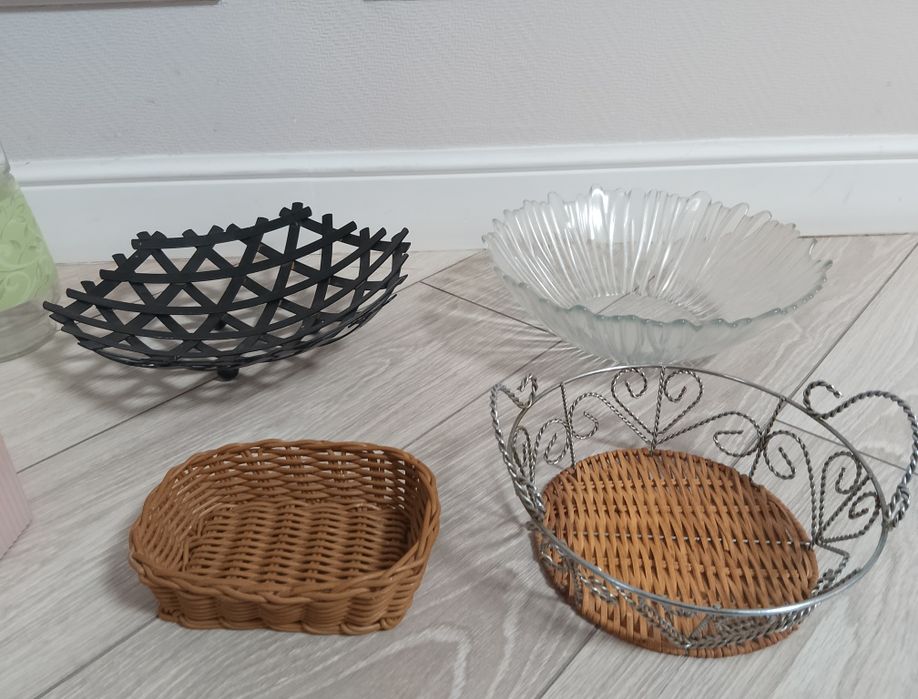 Вазы, корзины, графин, салфетница.