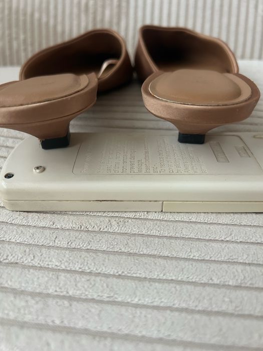 Бежови чехли Zara