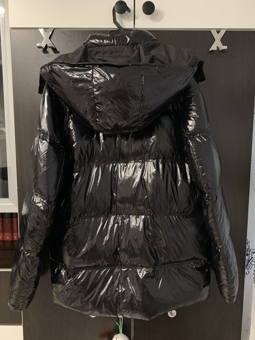 Geaca neagra lucioasa