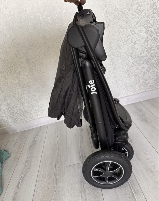 Продам коляску Joie
