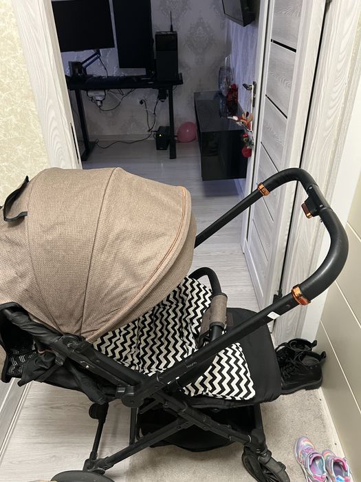 Раскладная детская коляска с откидным механизмом ручки