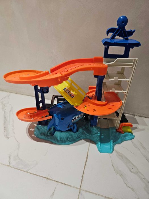 Hot wheels писта Паркинг гараж акула