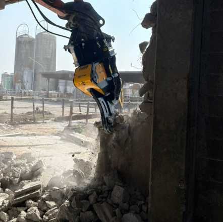 Foarfeci de Demolare MB CRUSHER P380 pt Excavator Recomandat 3-6.5