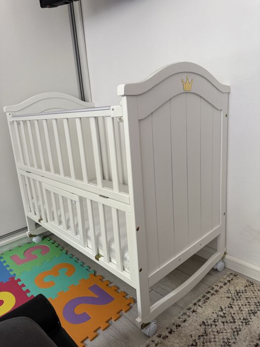 Pătuț bebe din lemn alb 4 în 1 – balansoar, co-sleeping + saltea cocos. nu a fost folosit