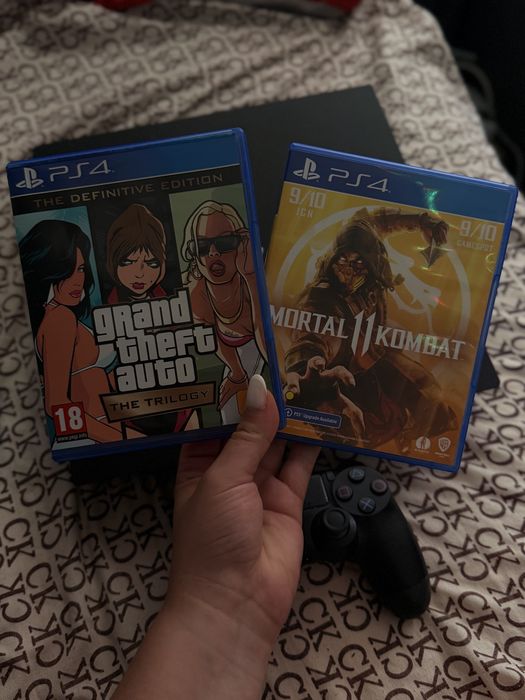PS4 PRO + 2 джойстика + GTA & Mortal Kombat 11 ПОДАРЪК