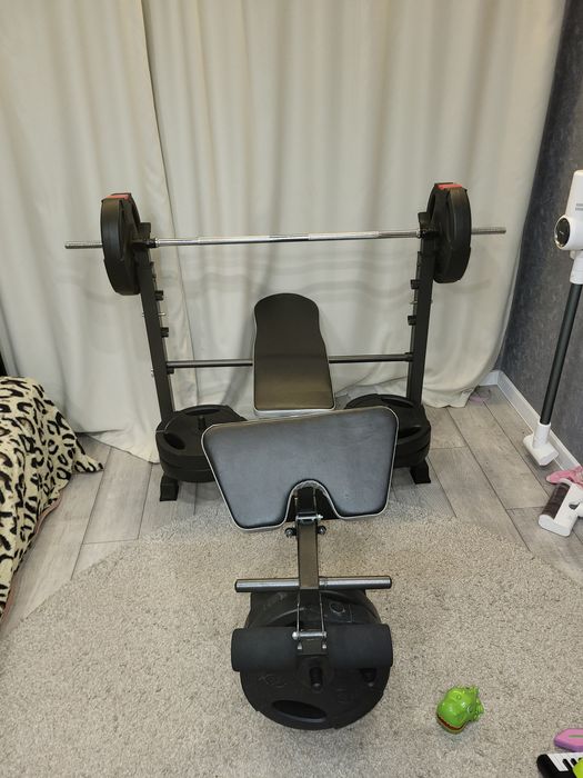 Лежак с штангай и гантелями