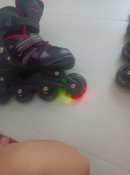 Роликовые коньки, детские, розовые.