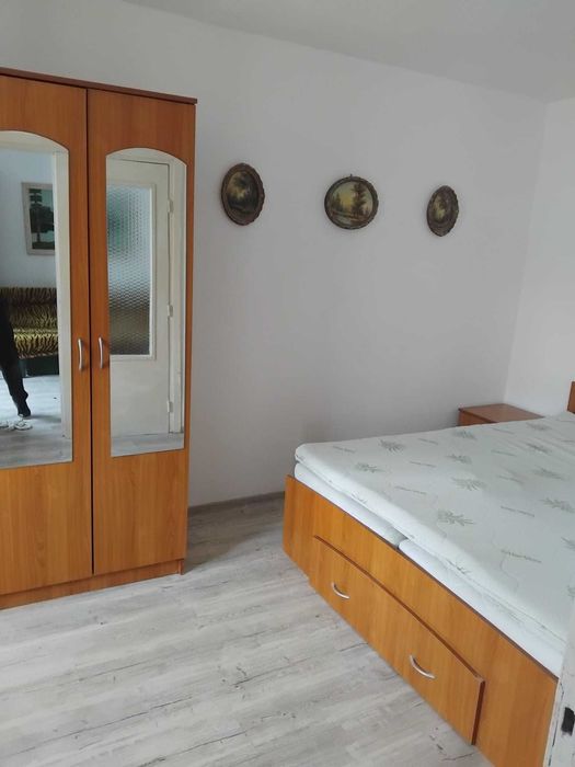 Închiriez apartament cu 2 camere