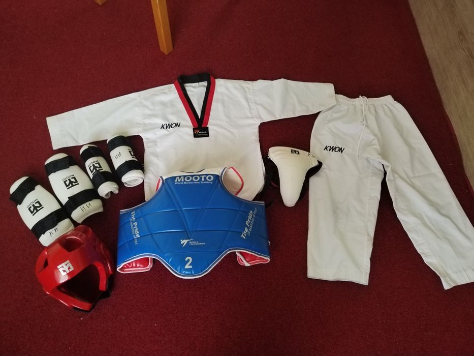 Экипировка, защита для тхэквондо.