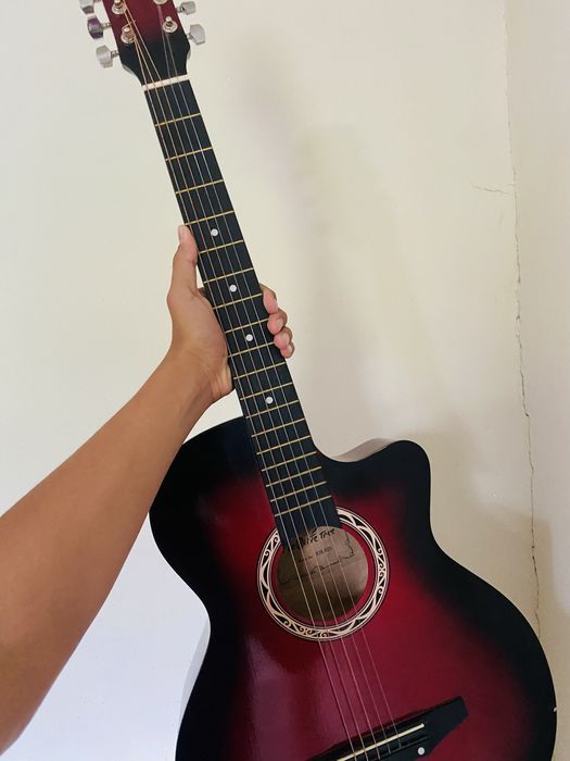 akustik gitara sotiladi