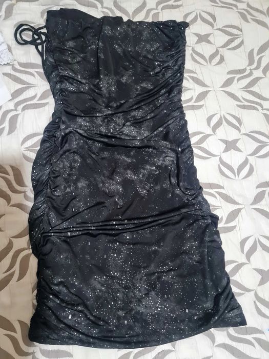 Платье красиво  обтягивающее фигуру размер S